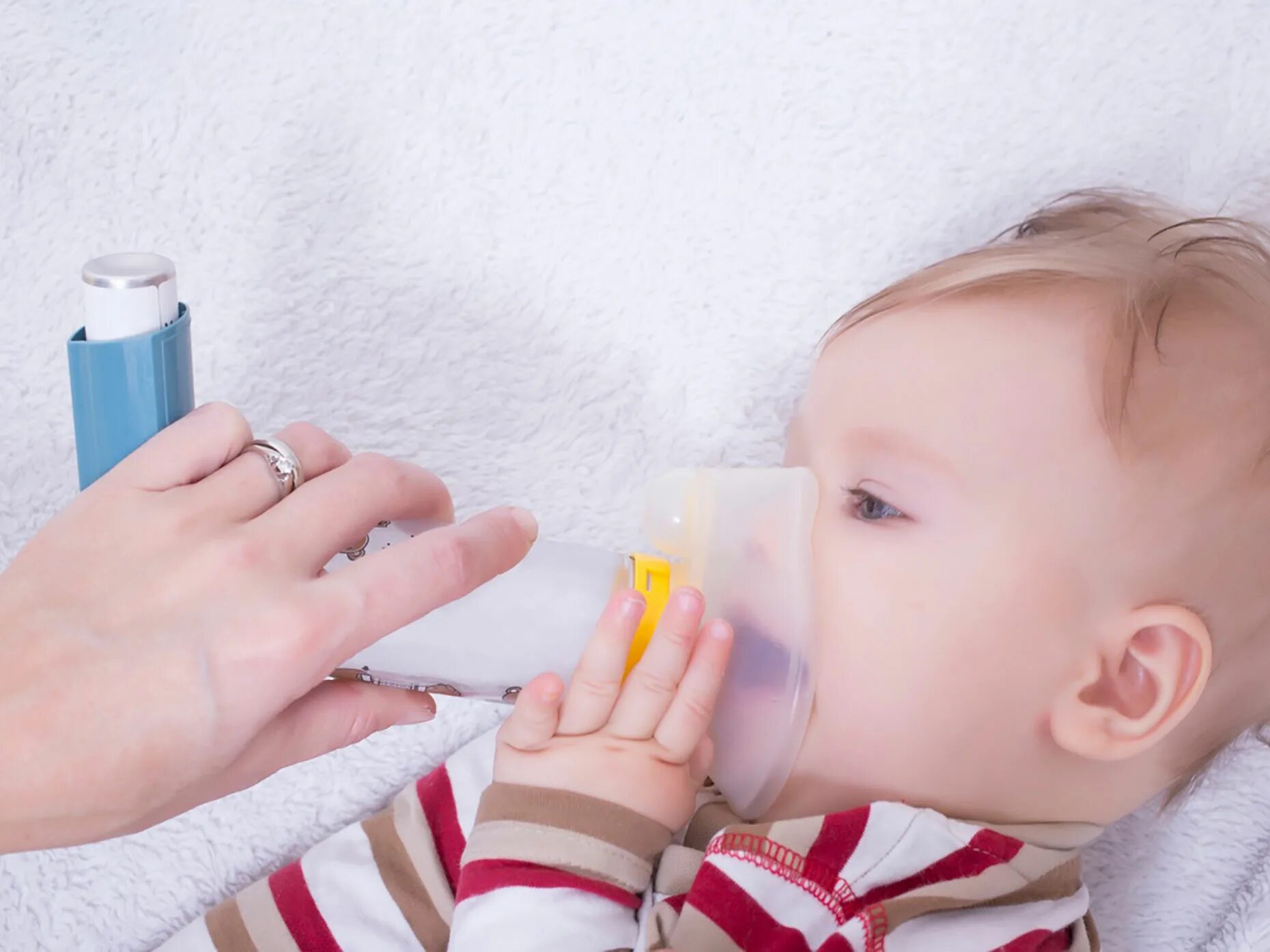 Небулайзер спейсер ингалятор для детей. Бронхиальная астма у детей до года. Ингаляции новорожденным. Ингалятор для детей новорожденным.