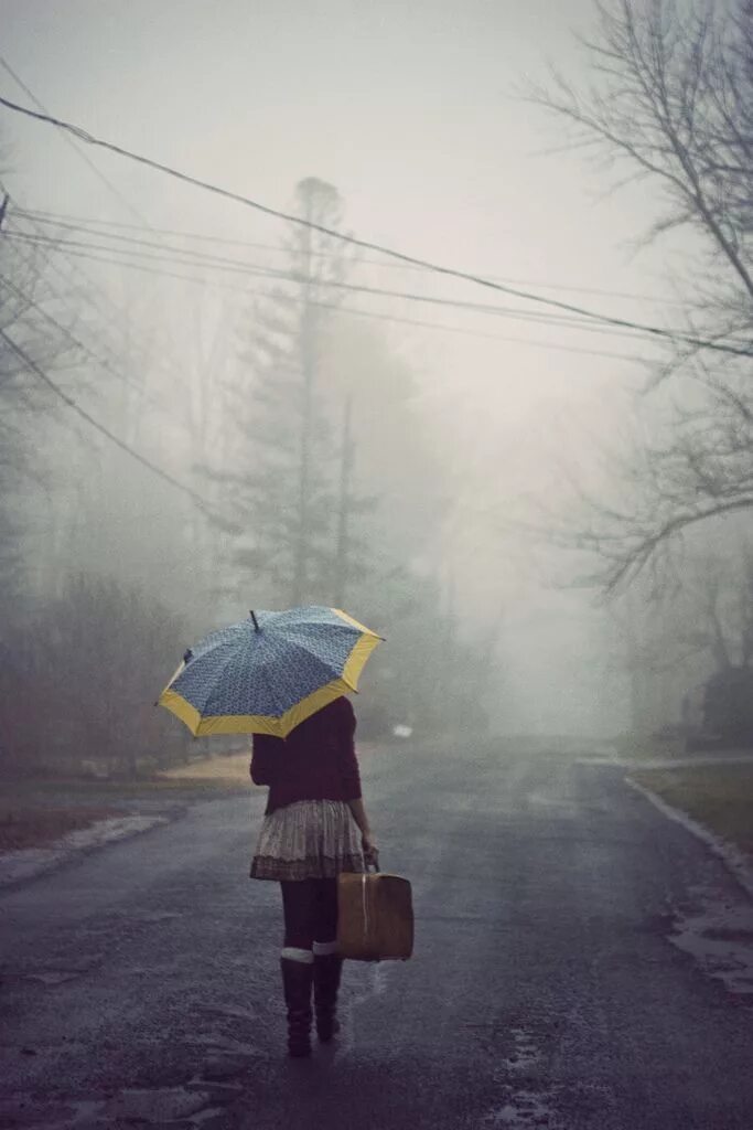 The day the rains came. Девушка с зонтом со спины. Фотосессия в дождь. Девушка под дождем. Девушка в тумане.