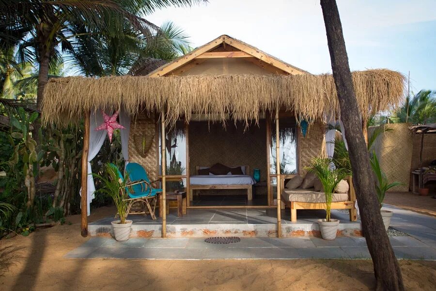 The beach hut. карибские острова бунгало. фото пляжа с хижинами. The beach hut. южное гоа бунгало.
