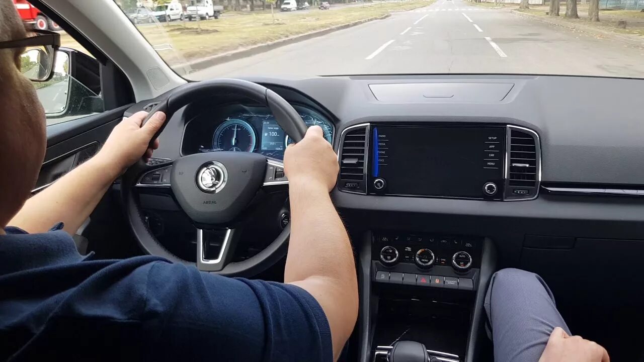 Skoda тест драйв. Шкода тест драйв видео. Шкода Карок тест драйв видео. Семья за рулем Skoda Kodiaq.