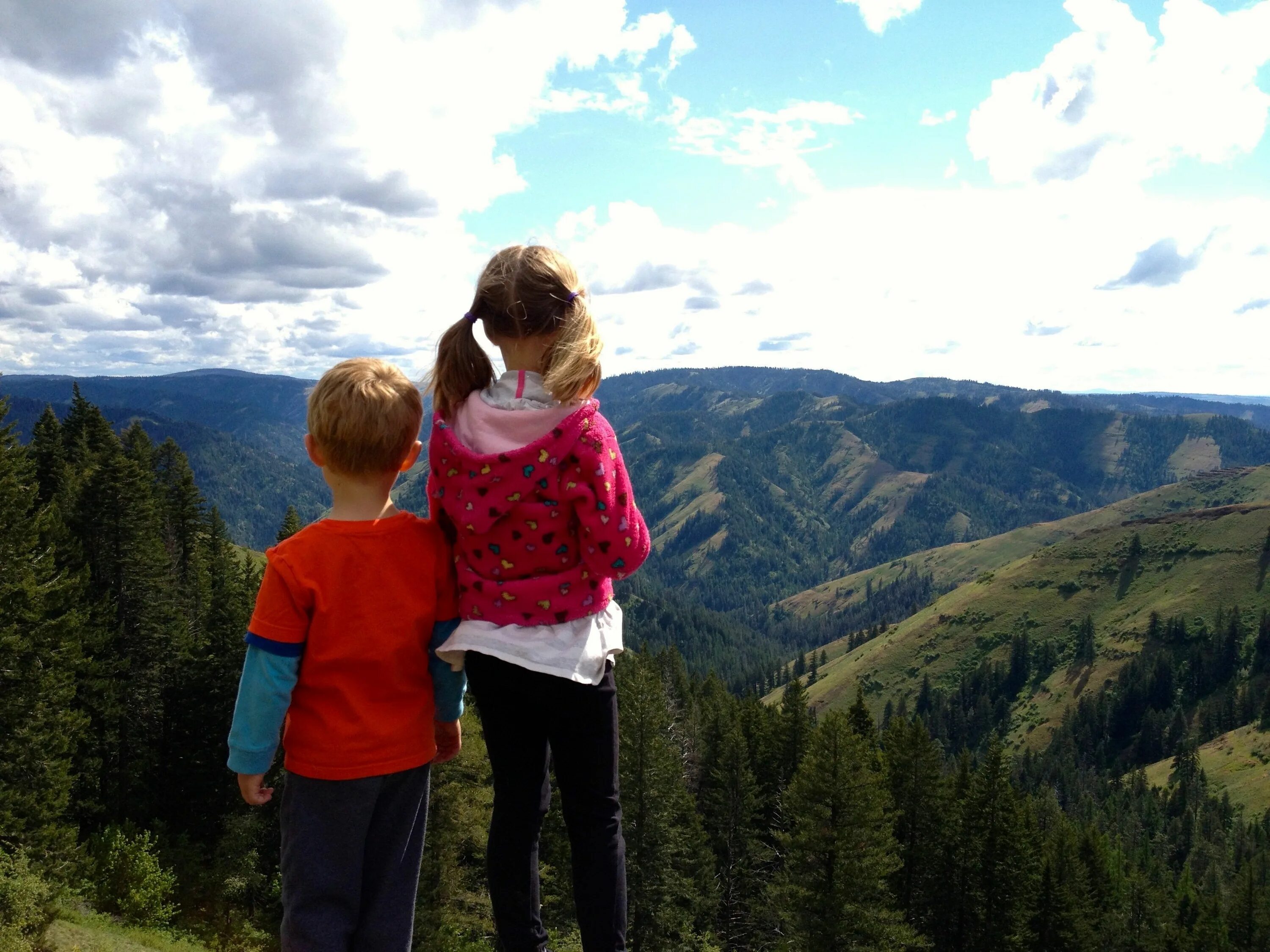 Mountain child. Поход в горы с детьми. Горы для детей. Детям о горе. Семья в горах.