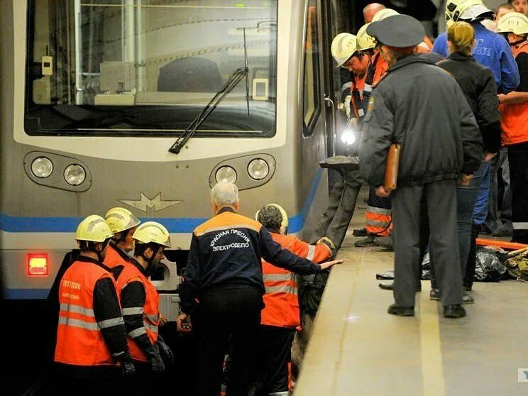 Несчастный случай санкт петербург. Чрезвычайные ситуации в метрополитене. Происшествия в Московском метро на салатовой ветке. ЧП В Московском метрополитене.