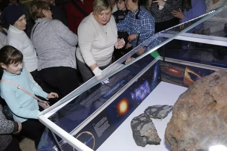 Метеорит тюмень. Краеведческий музей челябинск метеорит. челябинский метеорит 2013. метеорит в челябинске 2013 кратер. калининградский музей магаданский метеорит.