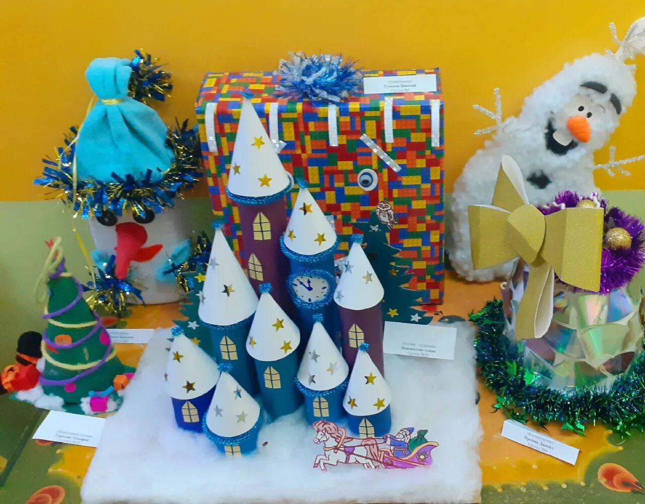 выставка новогодних поделок в школе. выставка поделок новогодняя игрушка. поделки на новый год 2024 на выставку. безопасная елка поделка в садик на конкурс. поделки на новогоднюю ярмарку.