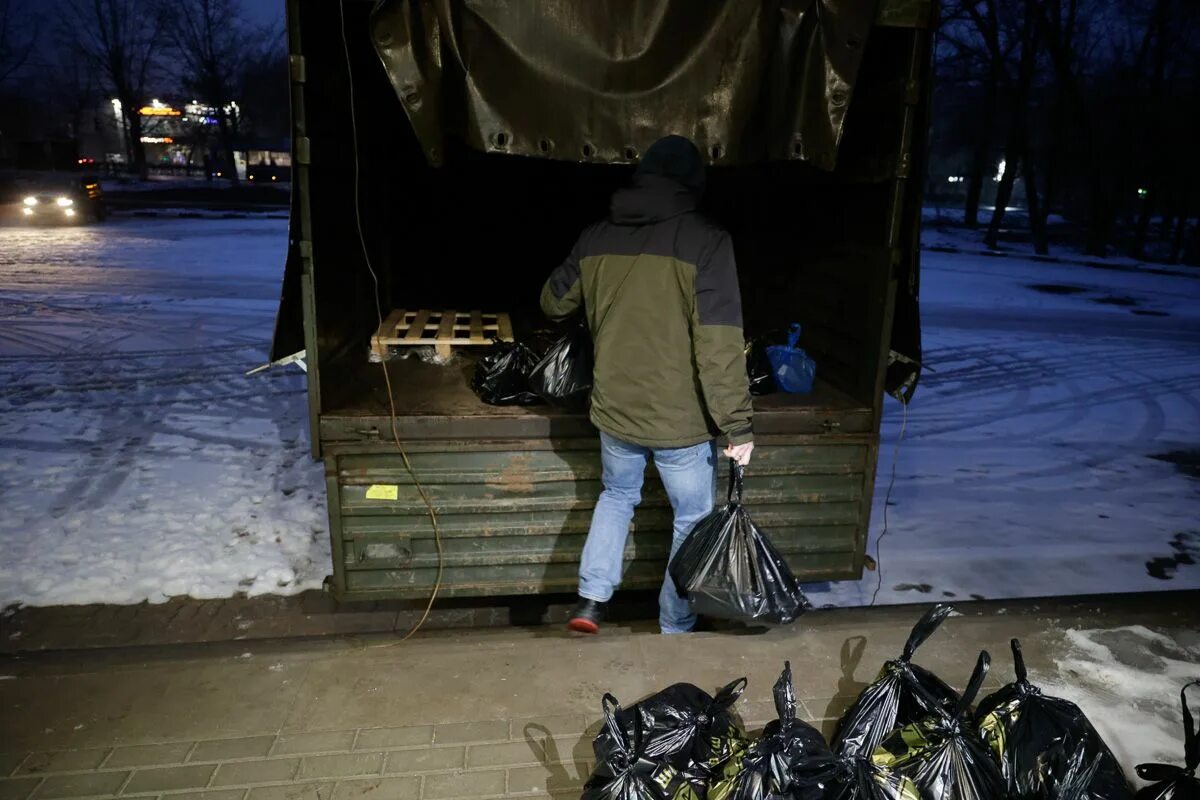 Отправлена помощь украине. Погрузка гуманитарной помощи. Гуманитарная помощь жителям Харькова. Гуманитарка в Белгороде беженцам. Гуманитарная колонна в Белгороде.