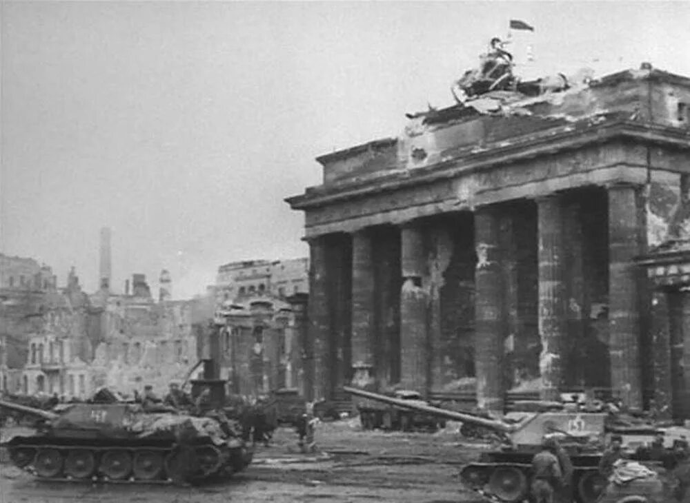 Фотография берлин 5 мая. Берлин 1945 Рейхстаг Знамя Победы. Берлин, май 1945. Берлин взятие Рейхстага май 1945.