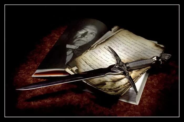 рукопись в огне. сжигает рукопись. рукописи мастера. письмо в огне. рукописи горят.