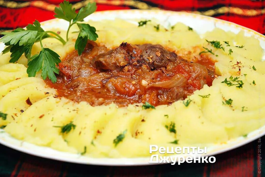 Подлива к пюре с мясом. Тушёная телятина с подливкой. гарнир к мясу с подливкой. вкусная подлива к пюре с мясом. гарнир к подливе с мясом.
