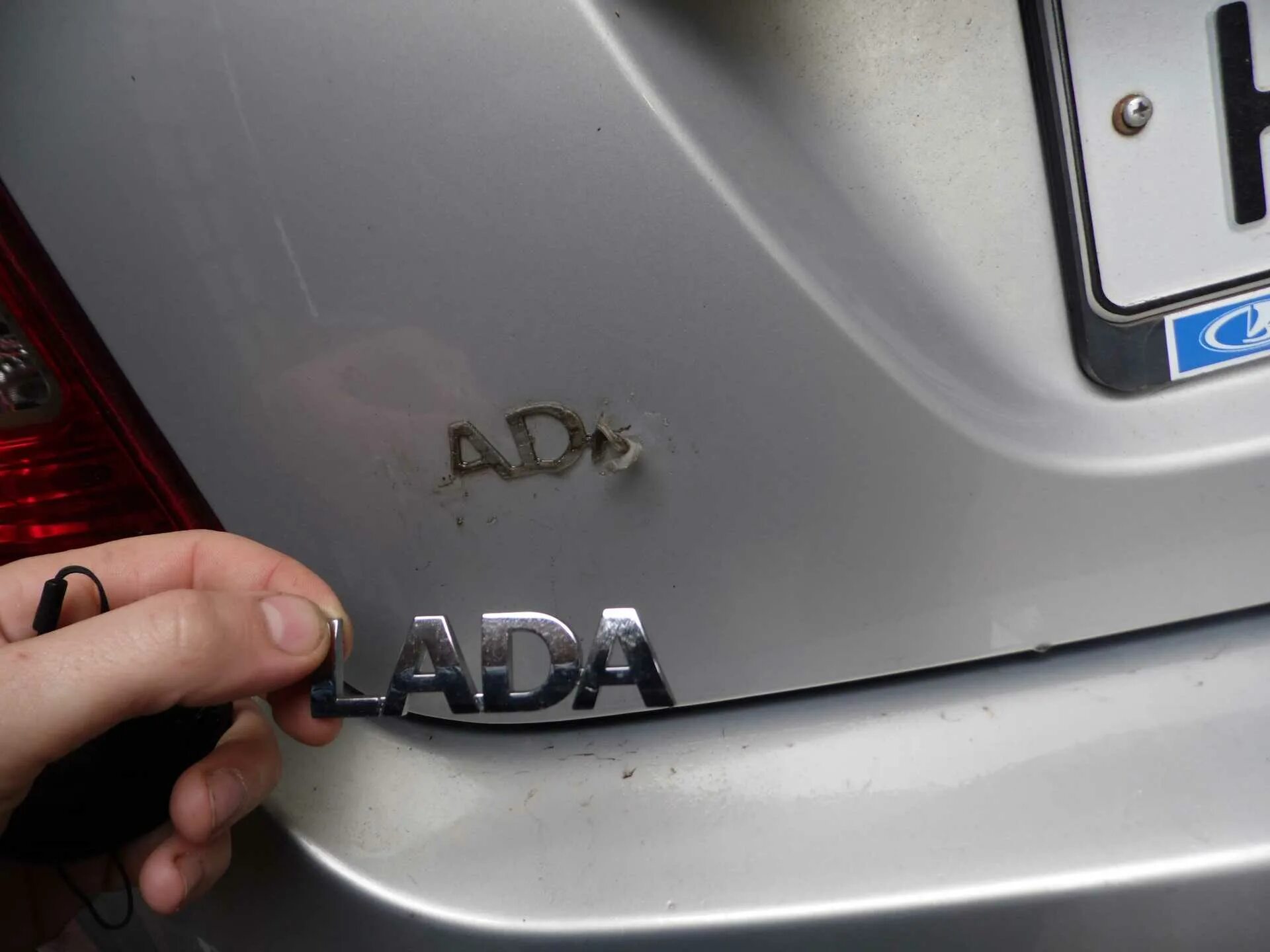 Bmw 550 шильдик. Как поменять шильдик. Как поменять шильдик. Камри 3. Шильдик kia ceed.