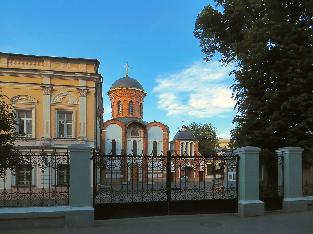 Иверская икона божией матери в храме. Иверский храм на большой полянке. Иверский храм большая полянка. Большая полянка 20 храм. Иверский храм на полянке.