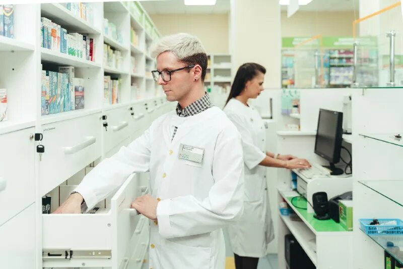 медик с лекарствами. требуется провизор. вакансия фармацевт. эстетика аптека лекарства. фармацевт.