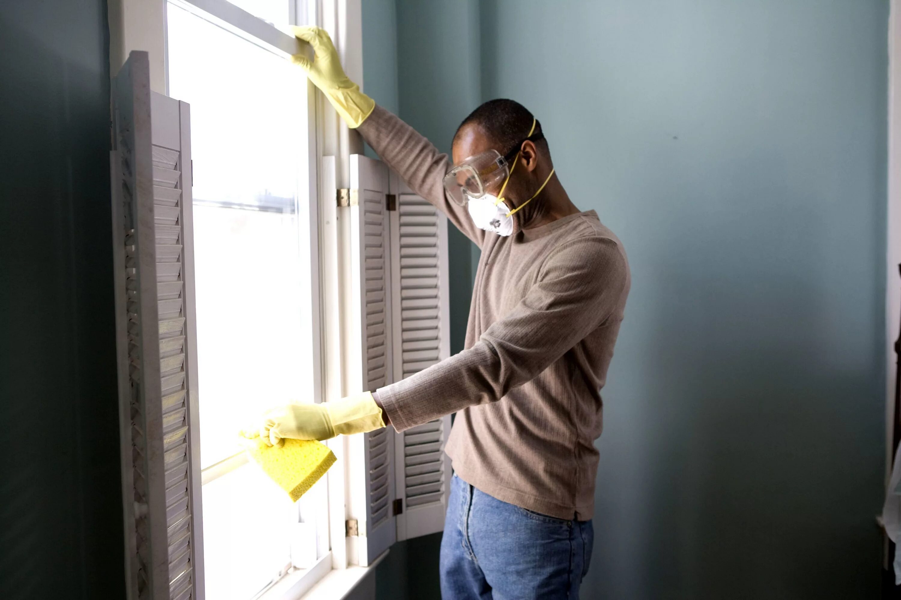 Clean ugly. Мужчина протирает окно. man cleaning windows. клининг афроамериканцы. cleaning.