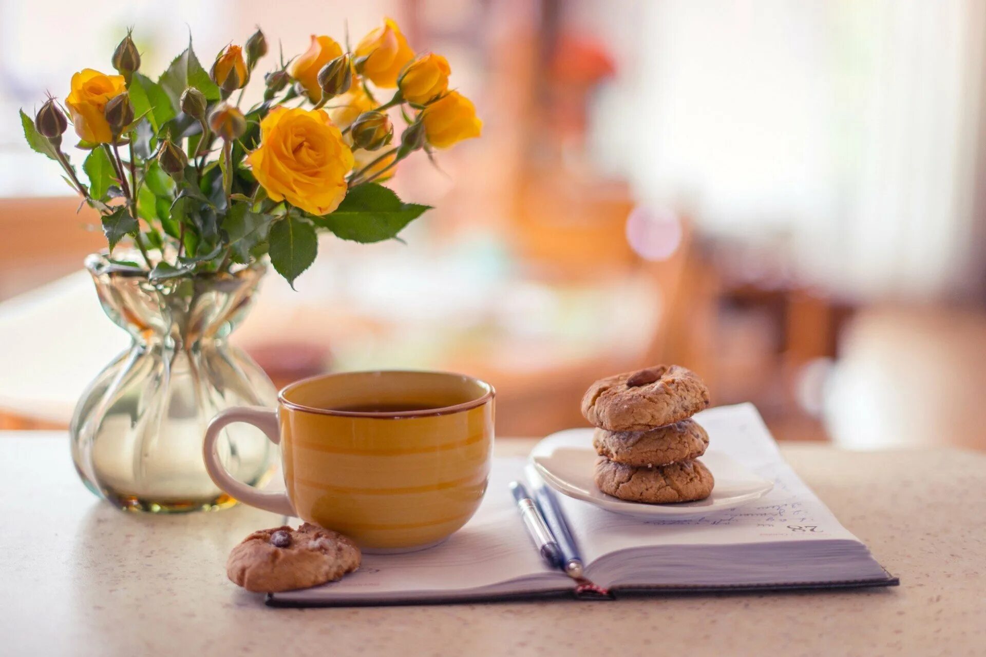 Утро картинки красивые новые. Весеннее чаепитие. Утреннее чаепитие. Солнечное утро цветы кофе. Утро кофе солнце.