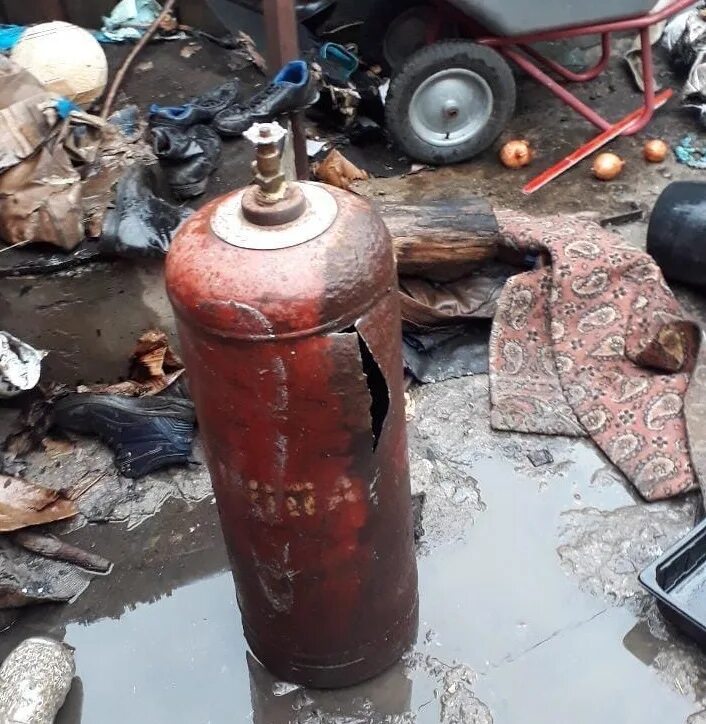 Может ли взорваться баллон. Взорвался пропановый баллон. Взрыв газового баллона. Газовый баллон для газ 53. Взрыв углекислотного баллона.