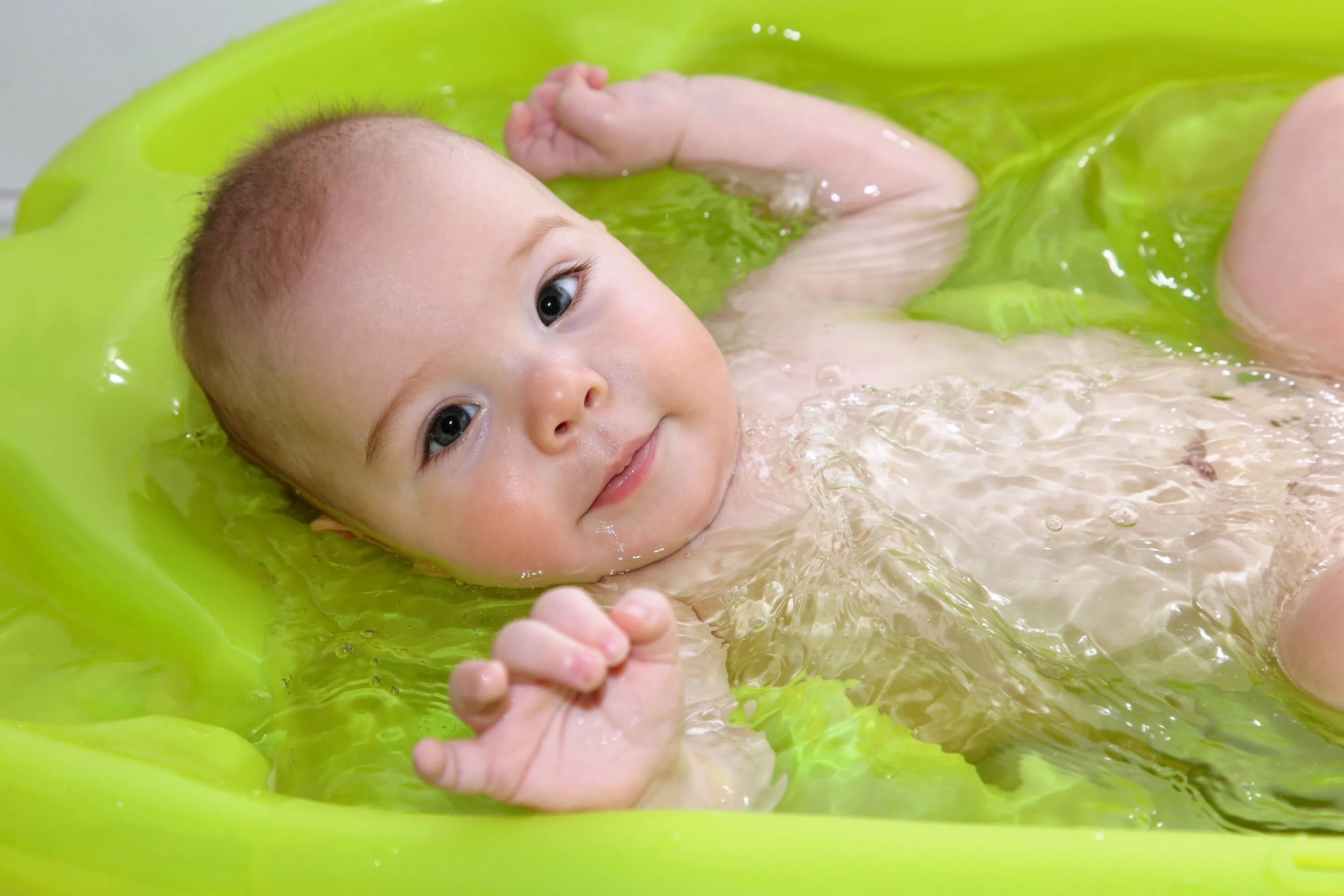 Можно ли купать с соплями. Купание грудного ребенка. Для купания новорожденных. Купание малыша в ванночке. Купание ребенка грудного возраста.