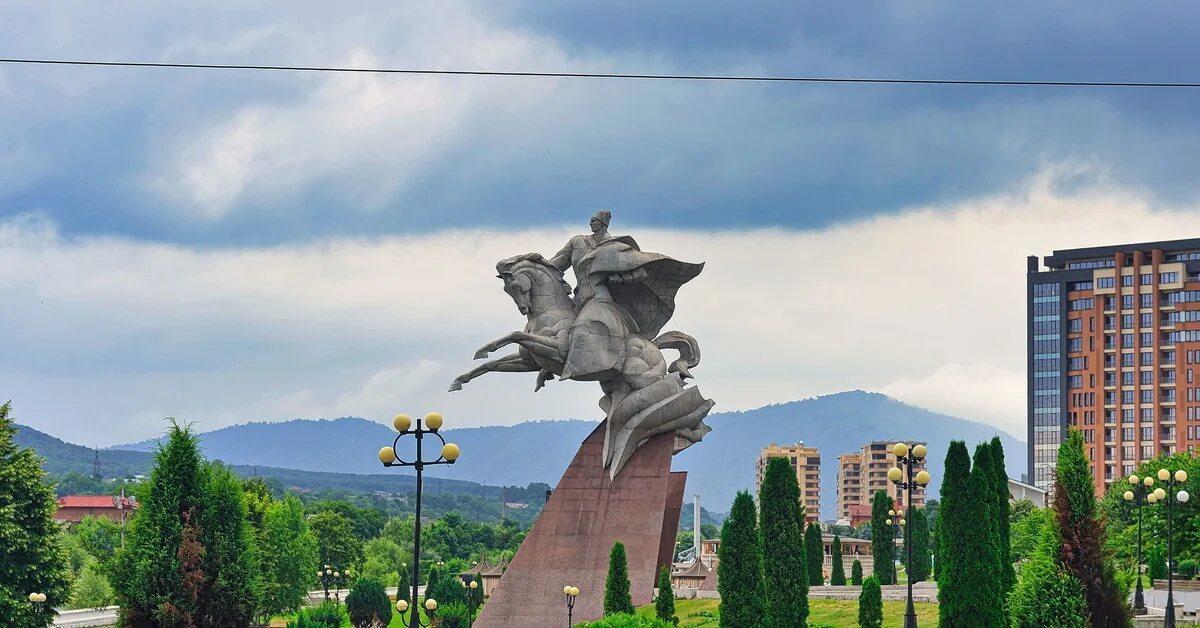 Памятник Плиеву во Владикавказе. Памятник Исса Плиеву Владикавказ. Площадь Плиева Владикавказ. Памятник генералу Плиеву.