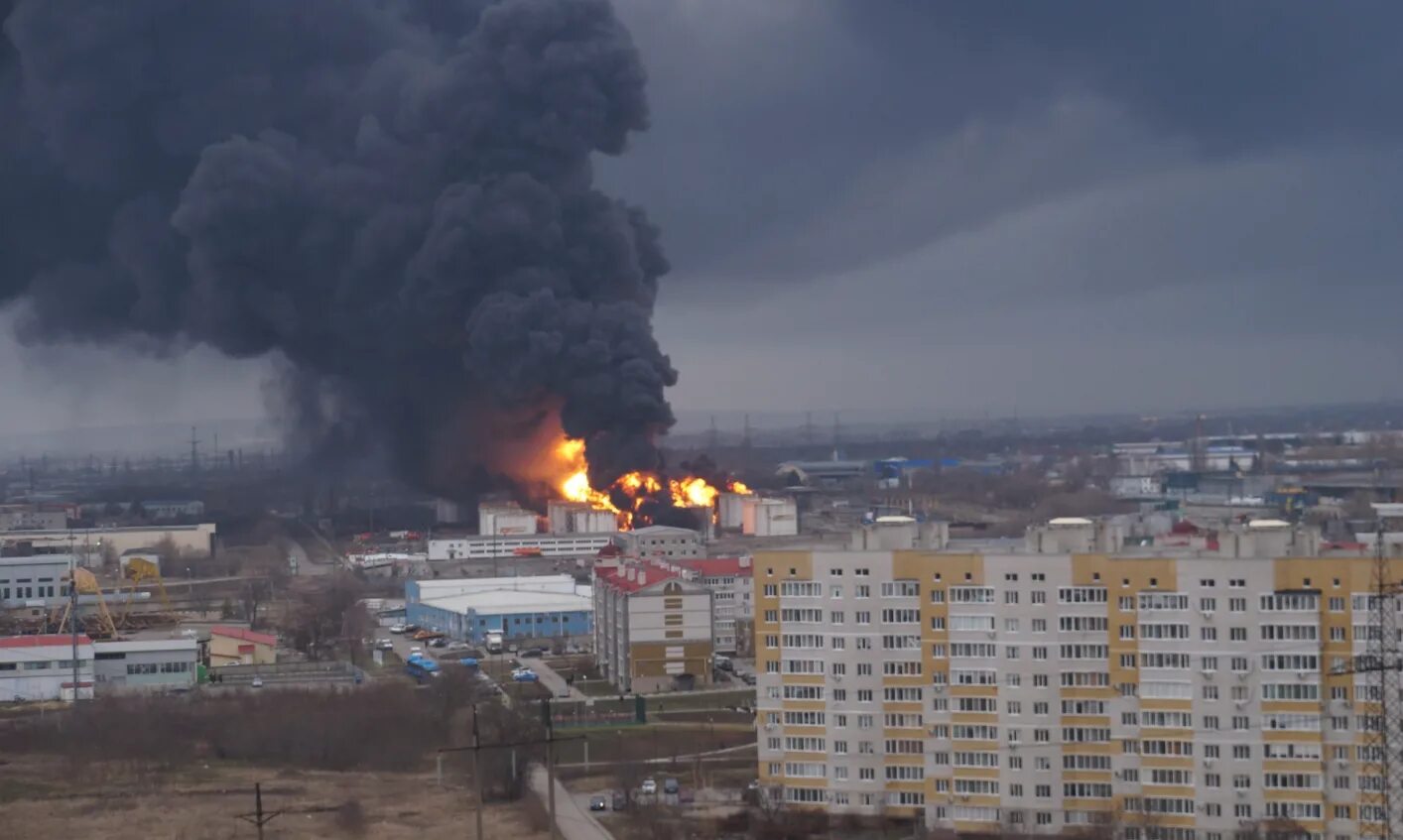 Чем бомбят белгород. Атака на нефтебазу в Белгороде. Белгород обстрел Белгородской нефтебазы. Белгороде загорелась Нефтебаза. Белгород Нефтебаза взрыв.