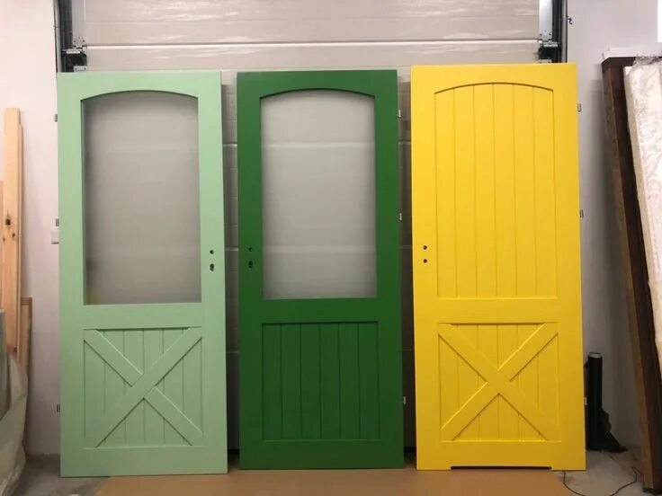 Разноцветные двери. Зеленые двери межкомнатные. Зеленая деревянная дверь. Межкомнатные двери зеленого цвета.