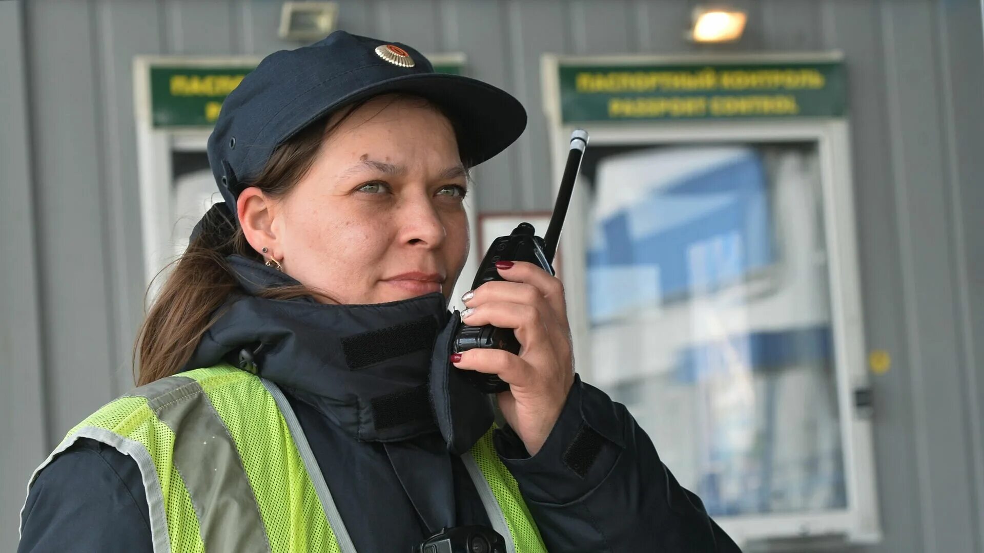 Пограничный контроль. Пограничный контроль на границе. Женщина пограничник.