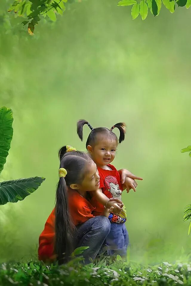 Children natural. Дети и природа. Маленькие дети на природе. Джунгли. Детские обои.