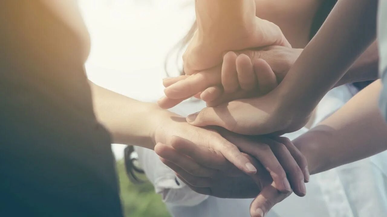 Которые мы получаем вместе. Руки вместе. благотворительность. руки вместе картинки. рука в руке.