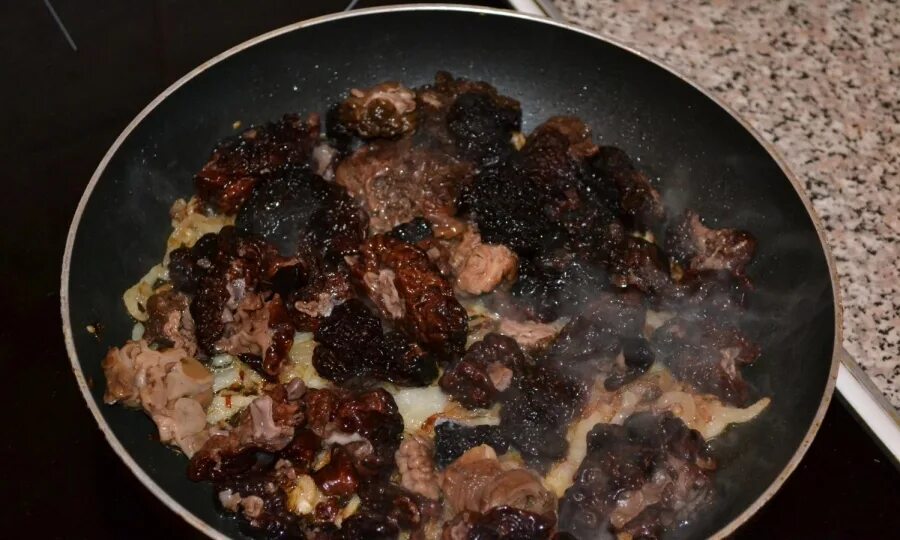 Как пожарить сморчки грибы. Грибы сморчки жареные. сморчки жареные с луком. сморчки на сковородке. сморчки приготовление.