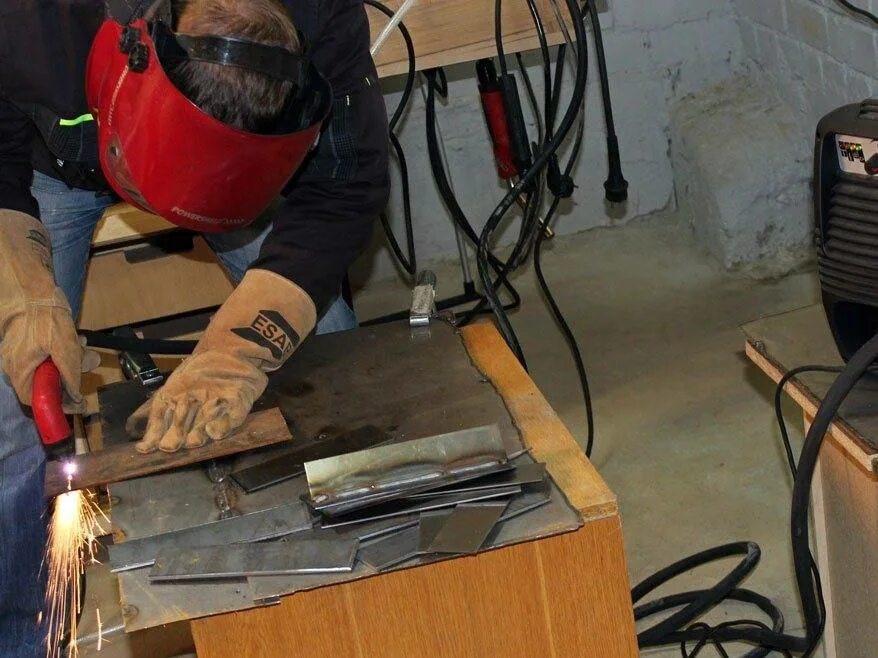 Видео как работает сварка. Ресанта для сварки алюминия. Сварка нержавейки электродом инвертором. Сварка электродом 3 мм для начинающих. Сварщик инвертор.