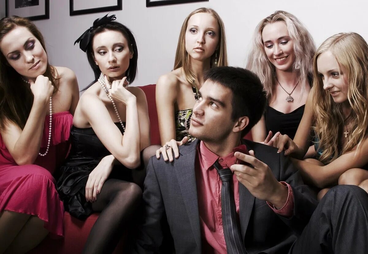 Ведущие камеди радио. Чарли шин пипл обложка. Мужчинав окружение девушек. 2 5 человека ведущие. Шоу 2.