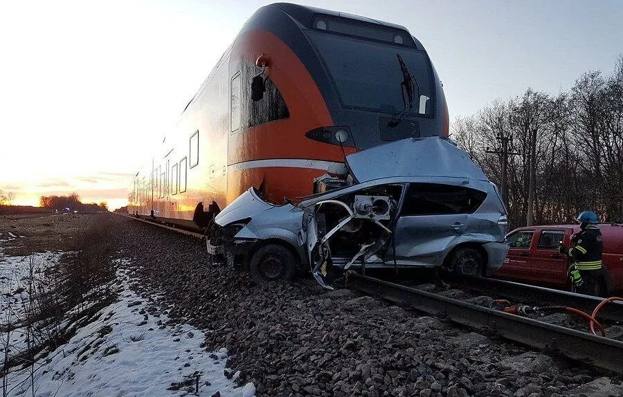 Железнодорожная авария. Столкновение поезда с автомобилем.