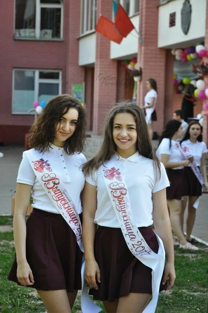 Девушки выпускницы. Красивые учительницы в школе. Фотоохота в школе на девочек. Показали в школе в тг. Выпускницы 2013.