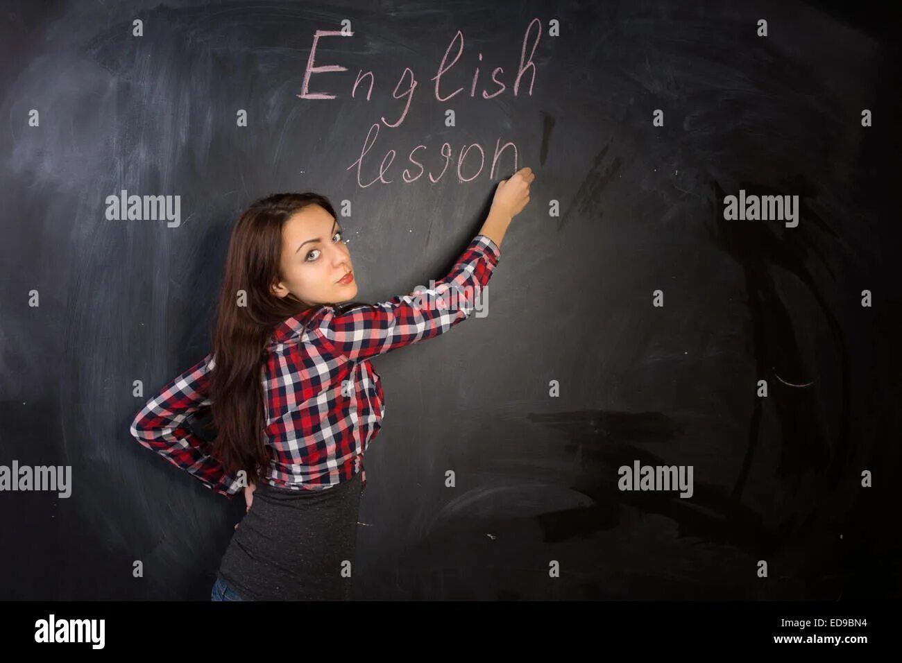 Привлекательный урок. Педагог и дети. Доска девочка красивая. Молодая студентка грустная на белом фоне. Фото сбора книг для детей.