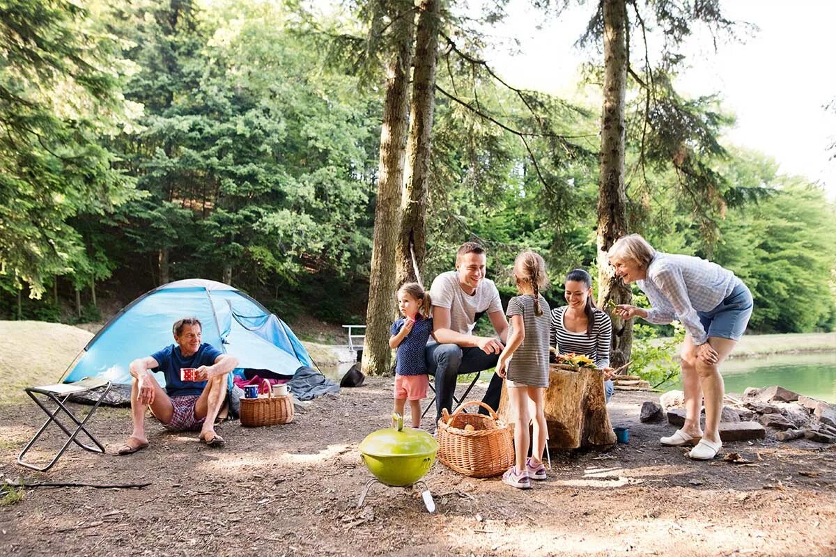 Кемпинг с детьми. Кемпинг в лесу. Семья в походе. Семейный кемпинг в лесу. Stay in a camp