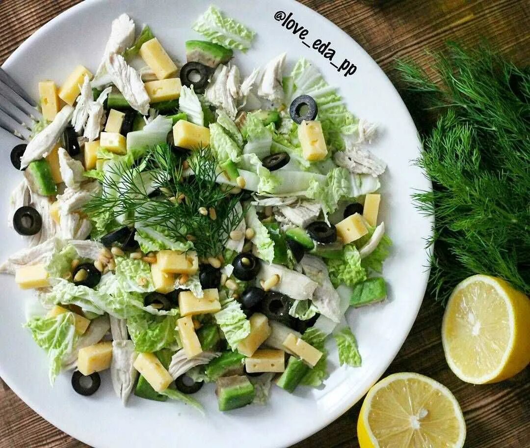 Салат курица масло оливковое. Салат с оливками. салат с маслинами. салат с оливками и курицей. салат с оливками и сыром.