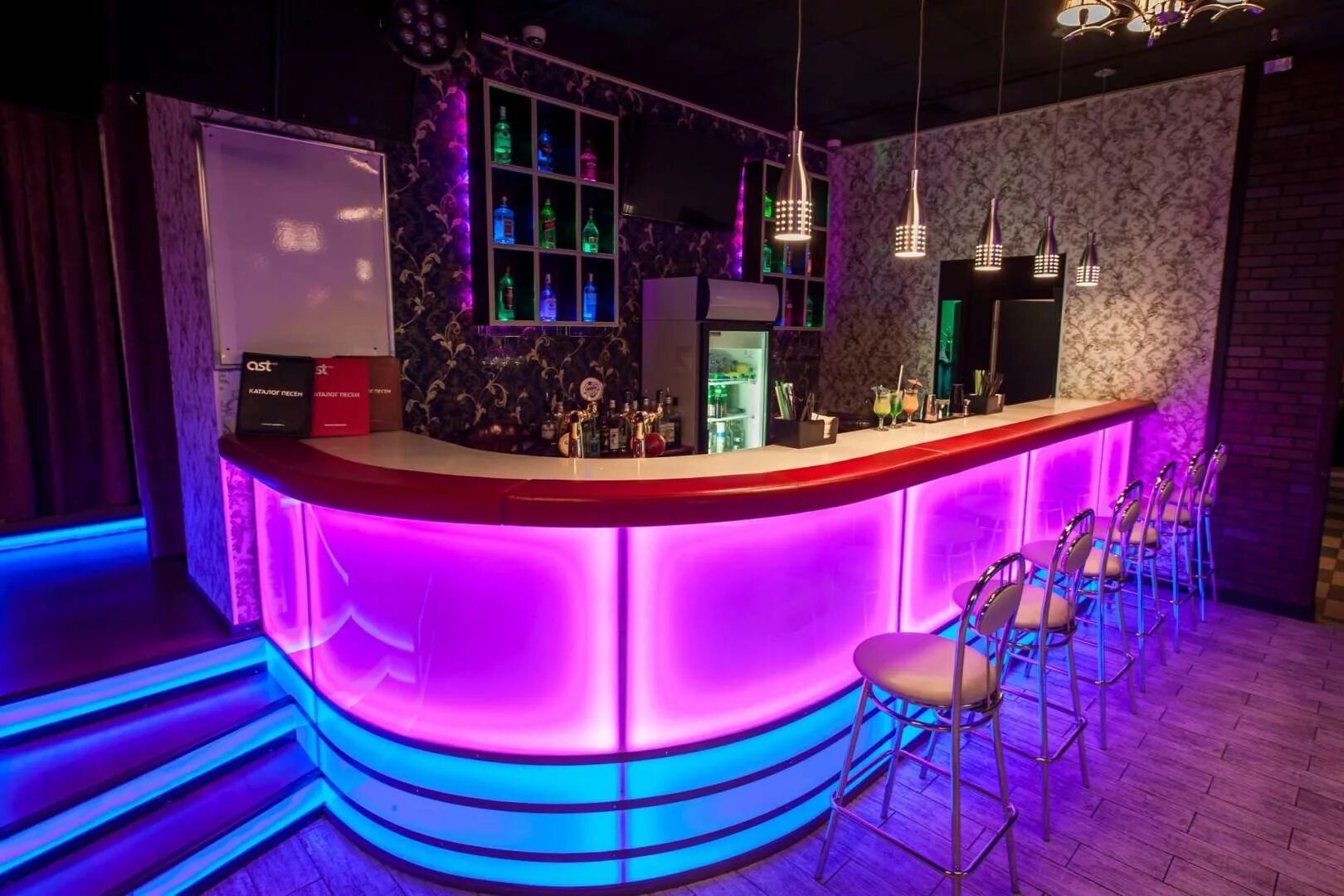 Рестораны и кафе с танцполом. Ресторан бора бора. Макс брадарский бармен. Сосновый бор borbar. Ленинград караоке бор бар.