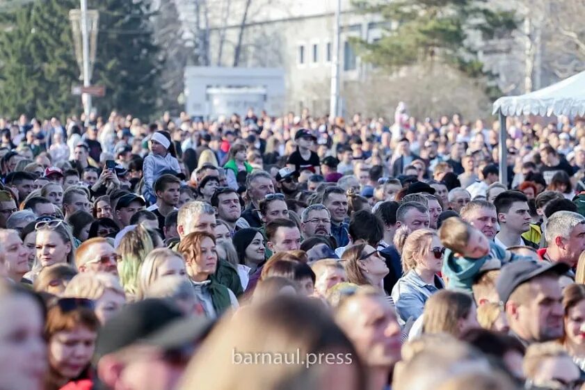 Массовый концерт. Концерт в Барнауле на площади. Патриотический концерт. Митинг концерт Барнаул. Теракт в барнауле 2024