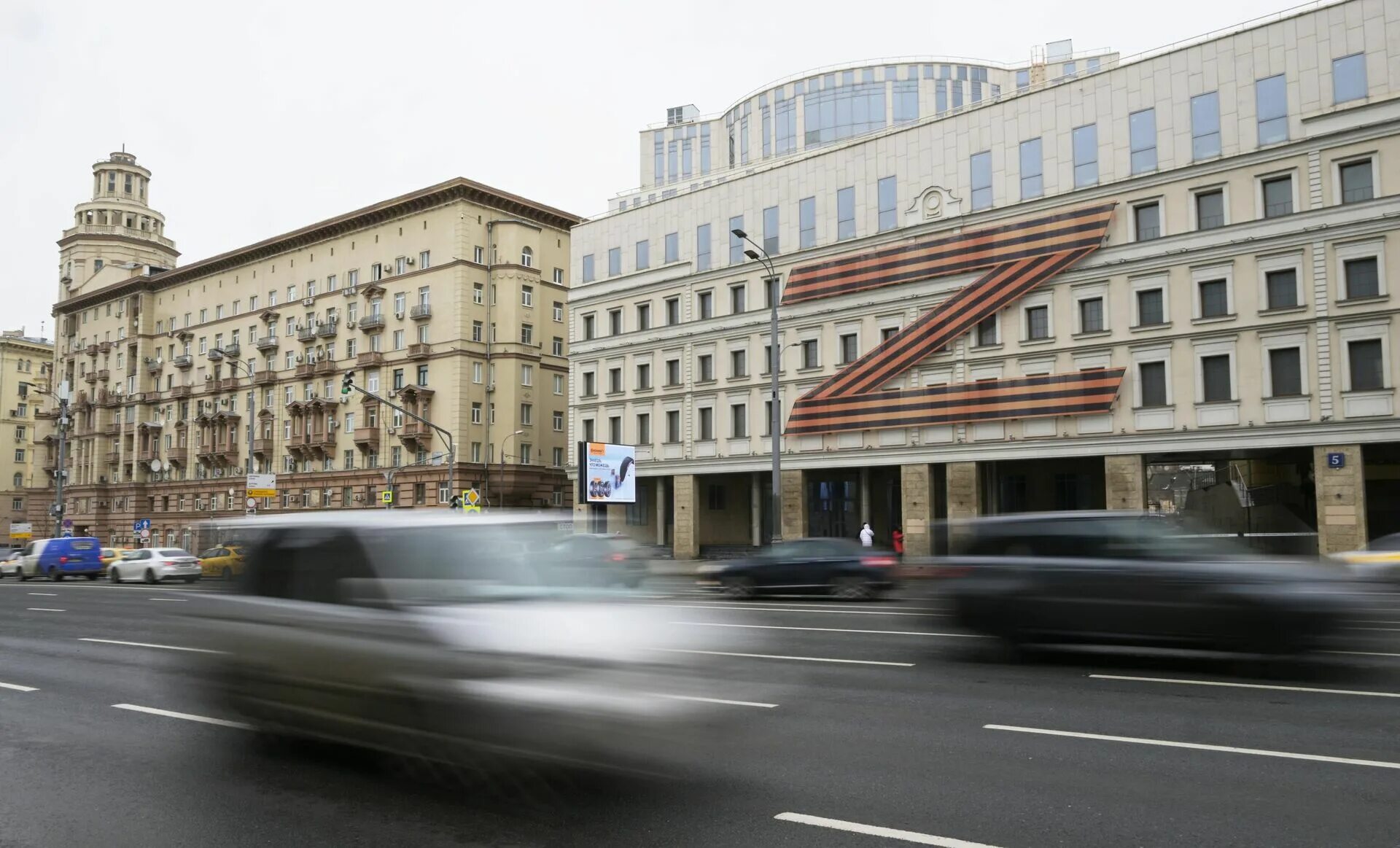 Театр Олега Табакова с буквой z. Театр Табакова Москва. Московский театр Олега Табакова Москва. Театр Табакова z на фасаде. Театр москва 2022