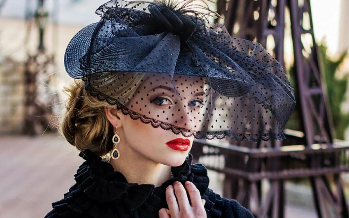 Женщина загадка. Под вуалью. Девушка под вуалью. Женщина в шляпке с вуалью. Девушка в шляпе с вуалью.