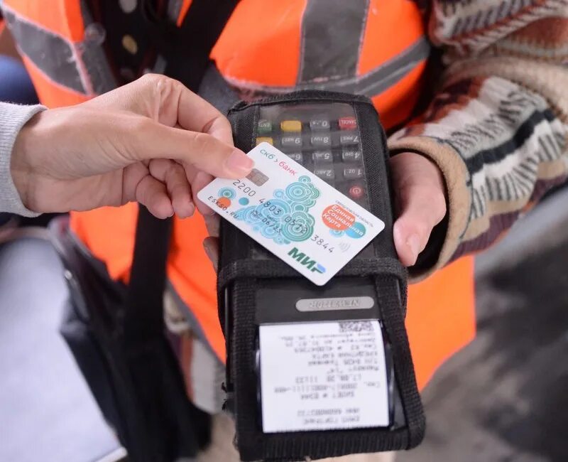 Проезд ребенка оплачивается в автобусе. Оплата проезда. оплата картой мир в автобусе. социальная карта в автобусе. платить картой.