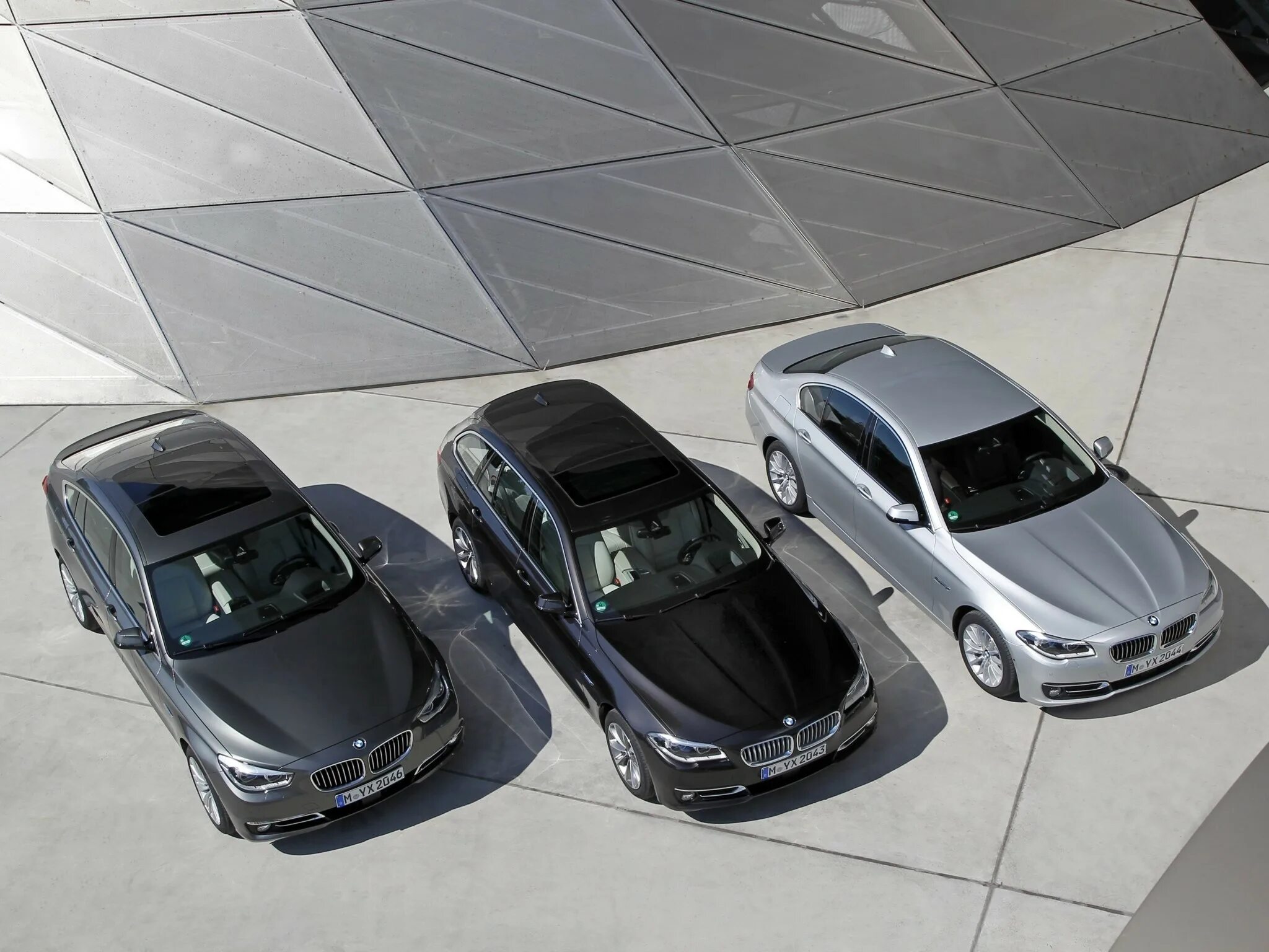 Основные конкуренты бмв. Ауди бмв мерседес значки. Mazda 6 vs mercedes c200. Volvo s60 vs bmw 3. Семья порше.