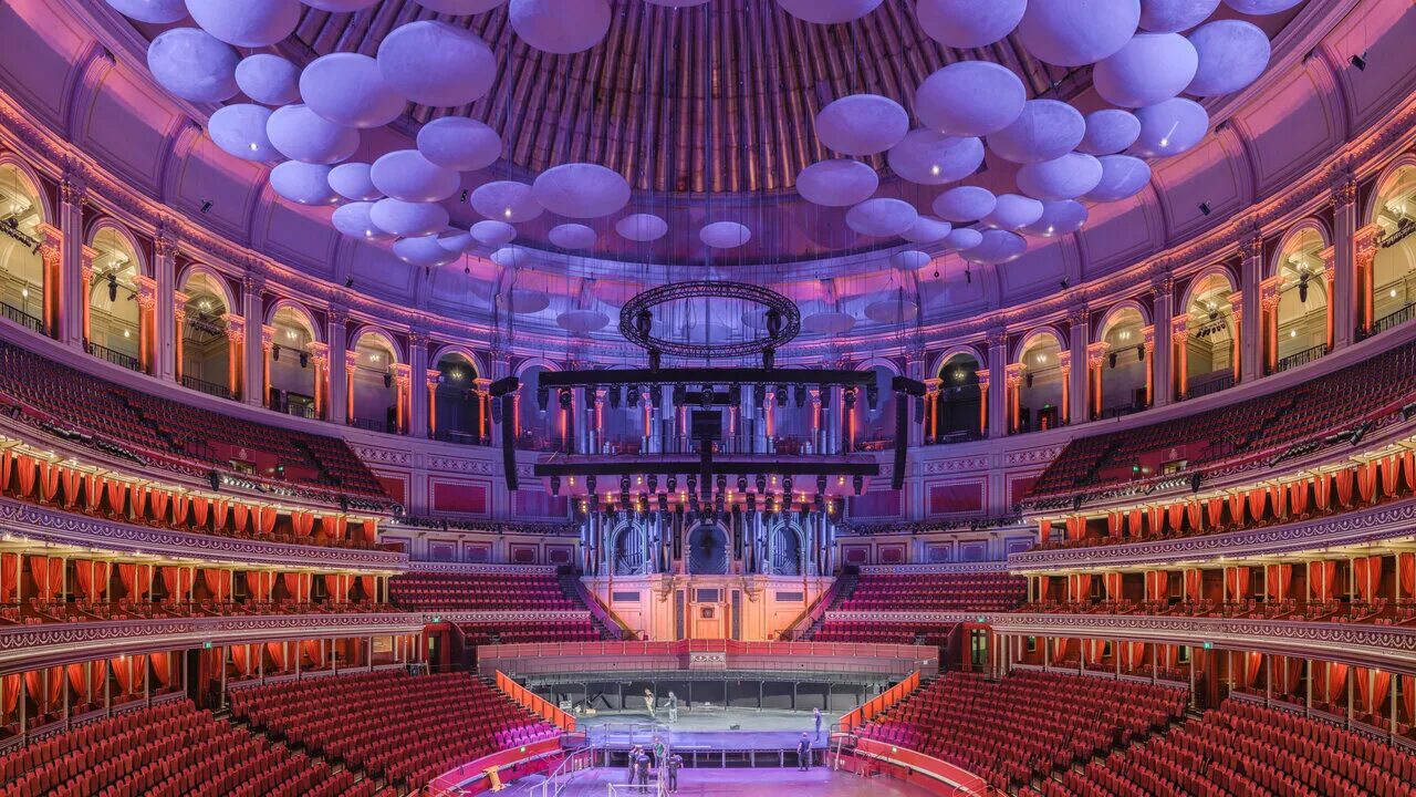 Who in the hall. The Royal Albert Hall в Лондоне.