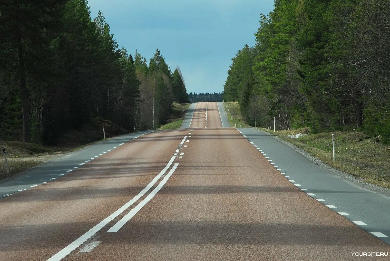 Красивые дороги. Тротуар на шоссе. Гравийная дорога. Дорога трасса. Тротуар шоссе.