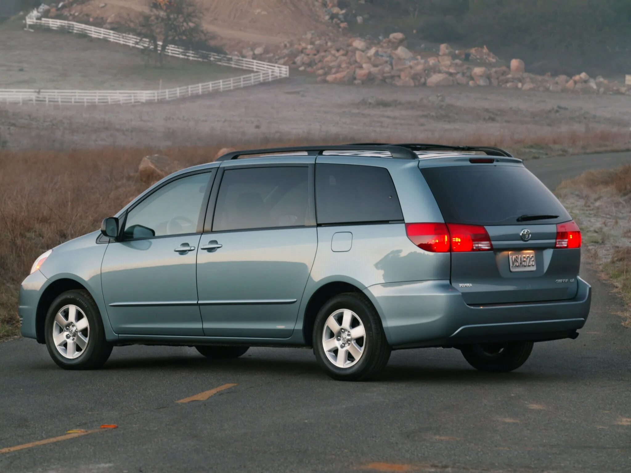 Минивэн 2005 года. Тойота sienna 2005. toyota sienna 2003. toyota минивэн sienna 2003. toyota sienna 2004.