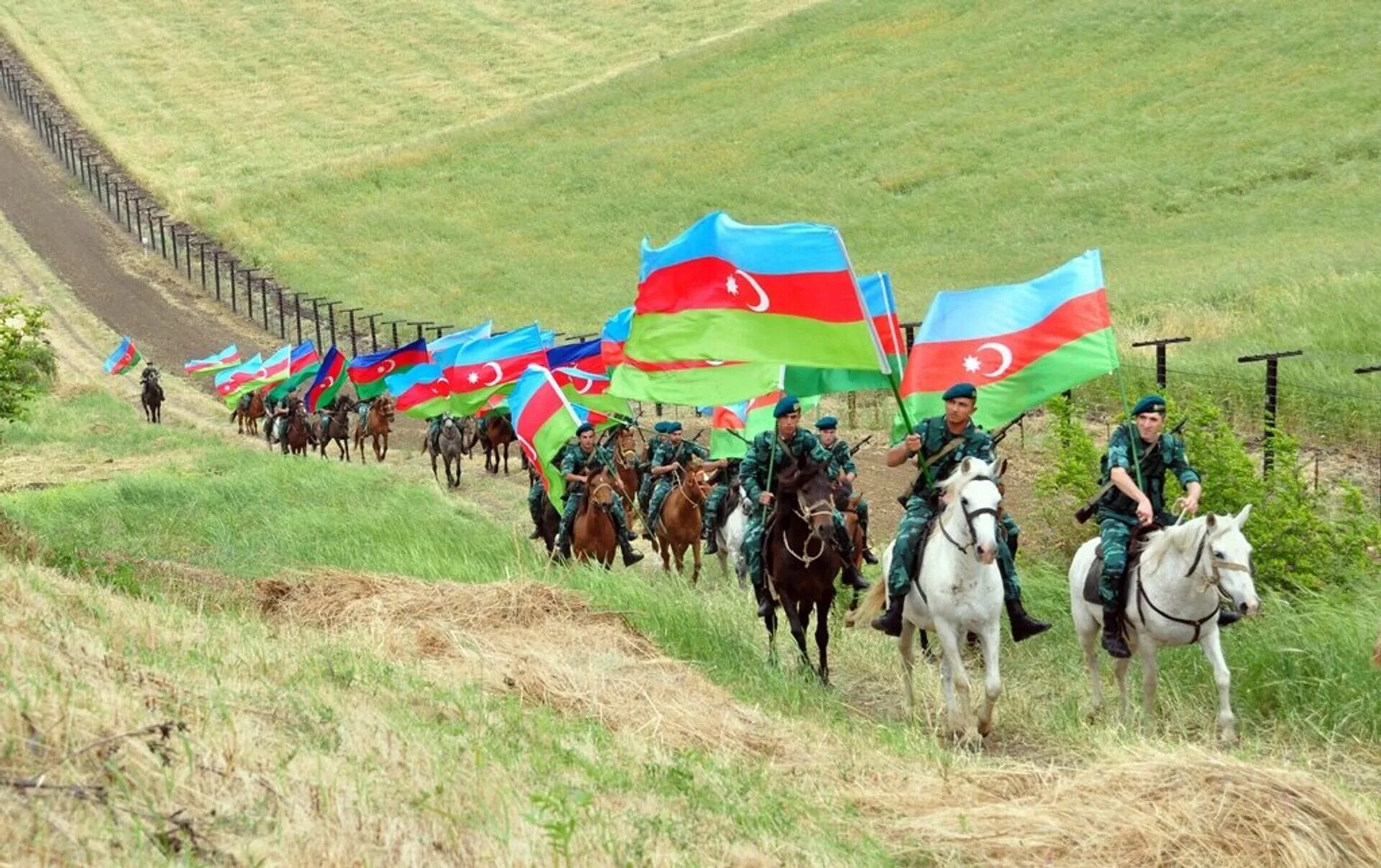 Карабахская лошадь с флагом Азербайджана. Азербайджанские пограничники. Азербайджанский военный с флагом. Азербайджанский воин.