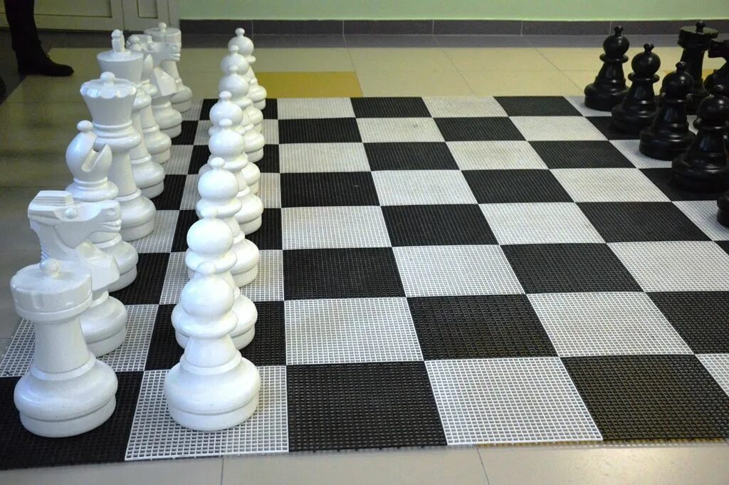 Начальное положение шахматных фигур. Король и ферзь в шахматах расстановка. Шахматная доска. Король и ферзь в шахматах расстановка. Шахматы картинки.