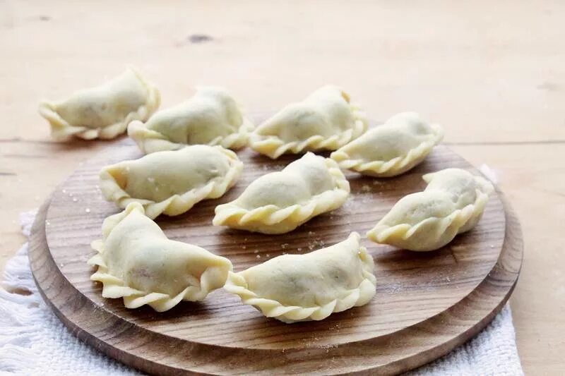 желтые вареники. сладкий вареник. ваеннники. манты треугольные. вкусные вареники.