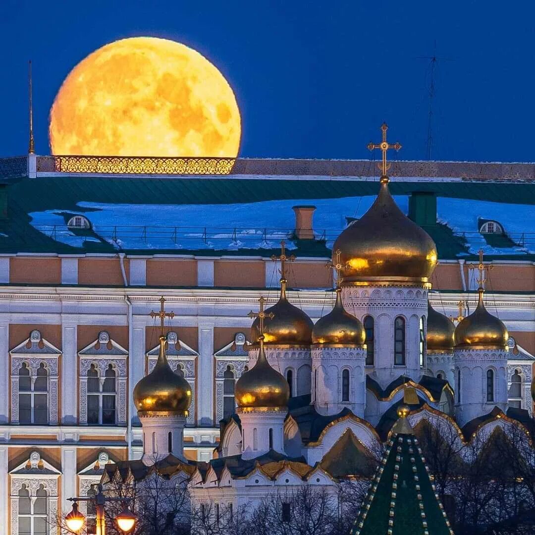 Луна в москве купить. Суперлуние. Большая Луна в Москве. Суперлуние в Москве. Огромная Луна в Москве.