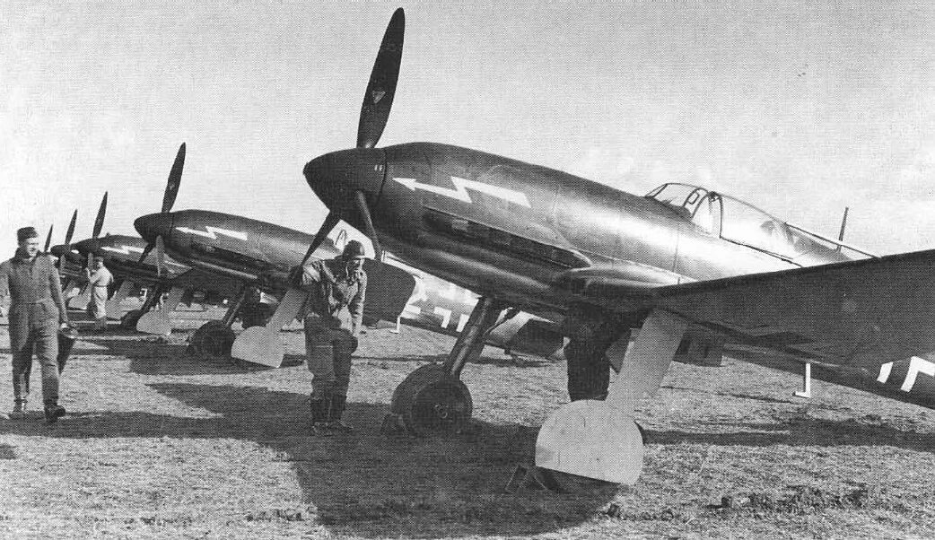 Истребитель 100. Heinkel he 100. He 100 d-1. Хенкель 100 истребитель. Heinkel he 100 d-1.