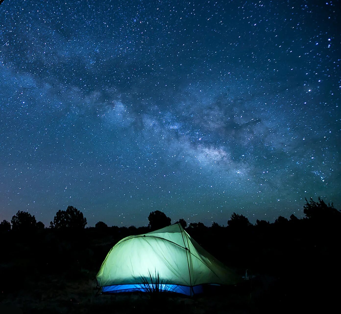 Зеленая палатка ночью. Зеленая палатка виндовс 10. Звездопад зеленая палатка. Звездное небо с зеленой палаткой.