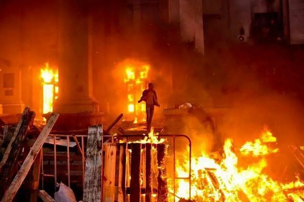 События 2 мая в одессе доме профсоюзов. Одесская хатынь 2 мая 2014. одесса дом профсоюзов 2 мая 2014. 2 мая 2014 одесская хатынь в доме профсоюзов. одесса 2 мая дом профсоюзов.