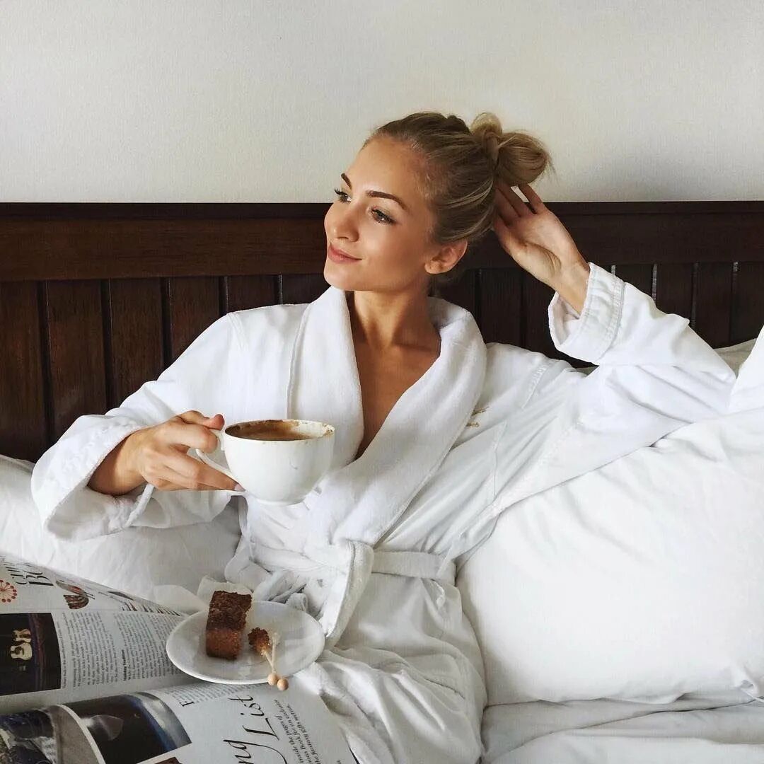 Девушка потягивается. Утренние часы. Часы будильник. Будильник 5 утра. 5 утра картинка.